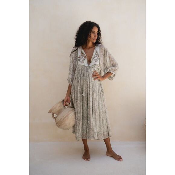 Daughters of India Dresses & Skirts - DAUGHTERS OF INDIA Diya Midi Dress in Pistacho Green Size XS